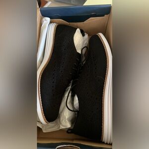 Cole Haan women’s original grand stitchlite wingtip oxford. Black/knit, white